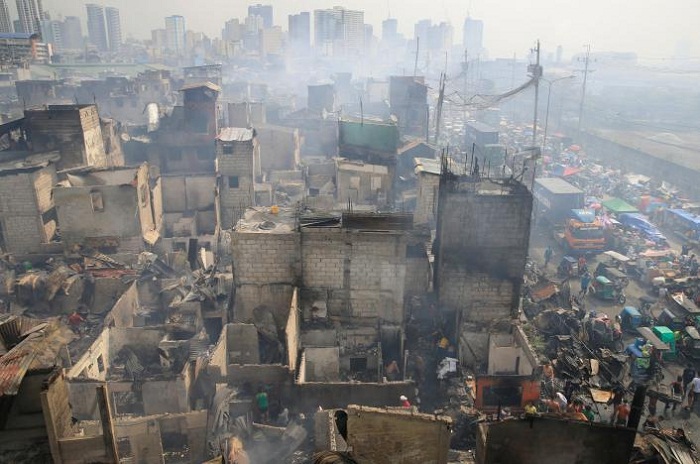 Shanty town fire in Philippines leaves 15,000 homeless 